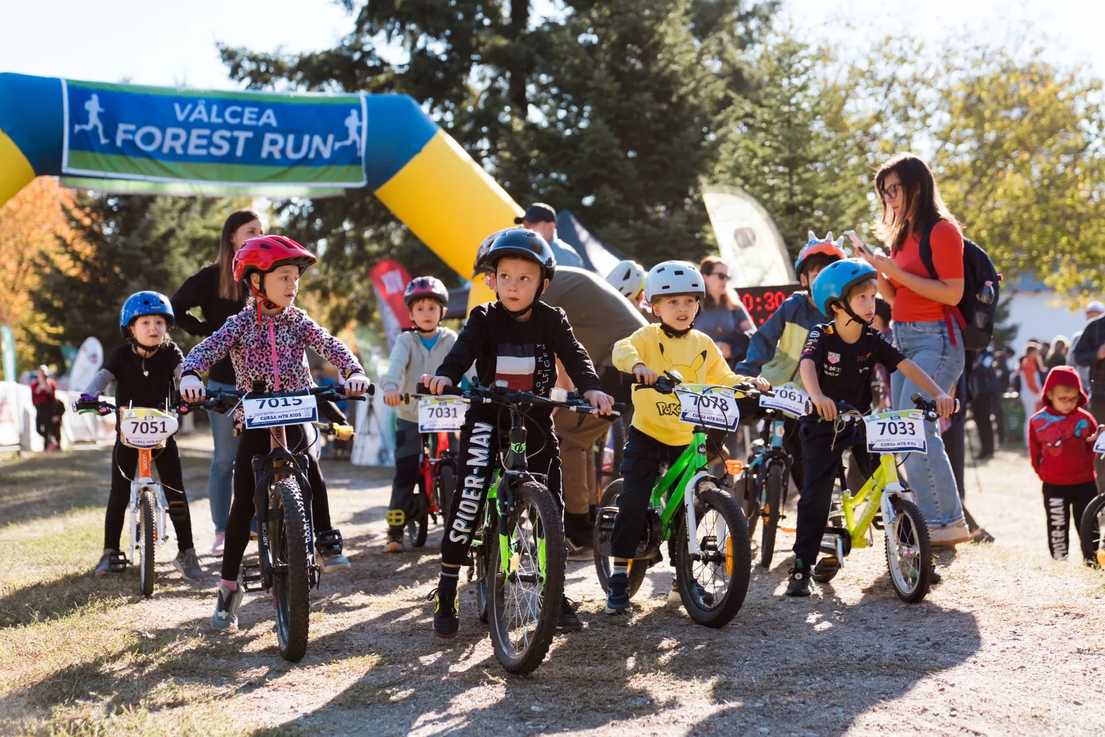 Kids at the MTB start line of Vâlcea Forest Run